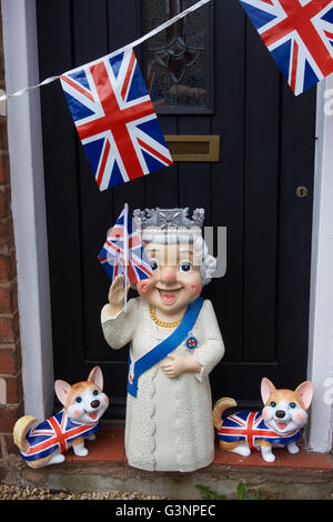 Mettre en place les décorations pour une fête dans la rue pour célébrer le 90e anniversaire de Queens. West Midlands. UK Banque D'Images