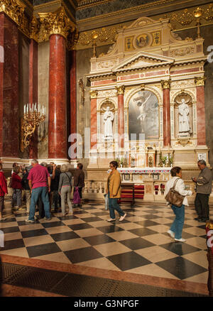 Les gens qui marchent à l'intérieur de la Basilique de Saint-Etienne (Szent Istavan Bazilika) église néo-Renassance Banque D'Images