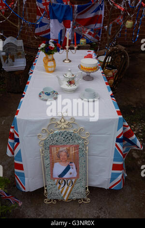 Mettre en place les décorations pour une fête dans la rue pour célébrer le 90e anniversaire de Queens. West Midlands. UK Banque D'Images