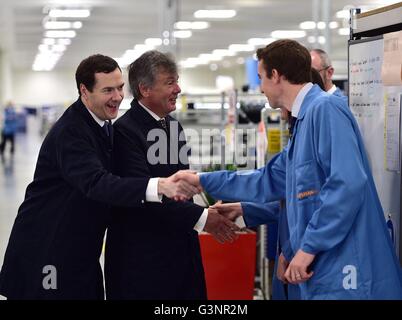 Le Chancelier George Osborne (à gauche) rencontre le personnel pendant une visite de l'UE liés à Plc Renshaw près de Woodchester Stroud, Gloucestershire. Banque D'Images