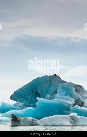 Grand Arctique icebergs flottent dans le lagon glaciaire, Jokulsaflon, Islande Banque D'Images