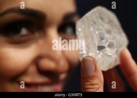 Sotheby's model Charlene Bonnithon tient le 1109 'carat' Rona La Lesedi, diamants de qualité gemme la plus importante découverte de diamants bruts au cours des 100 dernières années, et on s'attend à récupérer 70 millions de dollars lorsqu'il est mis aux enchères par Sotheby's à Londres. Banque D'Images