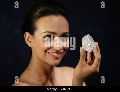 Retransmettre la correction de l'orthographe de Sotheby'S Sotheby's model Charlene Bonnithon tient le 1109 'carat' Rona La Lesedi, diamants de qualité gemme la plus importante découverte de diamants bruts au cours des 100 dernières années, et on s'attend à récupérer 70 millions de dollars lorsqu'il est mis aux enchères par Sotheby's à Londres. Banque D'Images