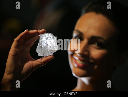 Sotheby's model Charlene Bonnithon tient le 1109 'carat' Rona La Lesedi, diamants de qualité gemme la plus importante découverte de diamants bruts au cours des 100 dernières années, et on s'attend à récupérer 70 millions de dollars lorsqu'il est mis aux enchères par Sotheby's à Londres. Banque D'Images