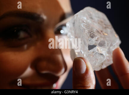 Sotheby's model Charlene Bonnithon tient le 1109 'carat' Rona La Lesedi, diamants de qualité gemme la plus importante découverte de diamants bruts au cours des 100 dernières années, et on s'attend à récupérer 70 millions de dollars lorsqu'il est mis aux enchères par Sotheby's à Londres. Banque D'Images