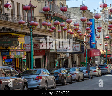 Scène de rue dans le quartier chinois de San Francisco. Banque D'Images