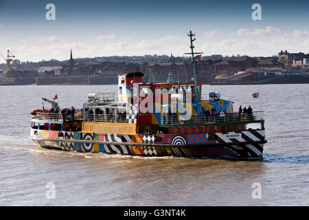 Liverpool, Merseyside, Mersey Ferry Snowdrop dans dazzle ship livery approchant Pier Head Banque D'Images