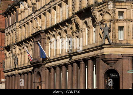 Liverpool, Merseyside, North John Street, Bâtiment central, dure journée de Nuit hôtel avec statues Beatles peu convaincante Banque D'Images