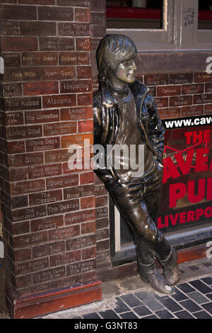 Liverpool, Merseyside, Mathew Street, Arthur Dooley's statue de John Lennon et de briques avec des noms de bandes Cavern Club Banque D'Images