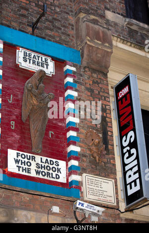 Liverpool, Merseyside, Mathew Street, Arthur Dooley's Rue Beatle, 'Four Lads qui a ébranlé le monde de la sculpture" Banque D'Images