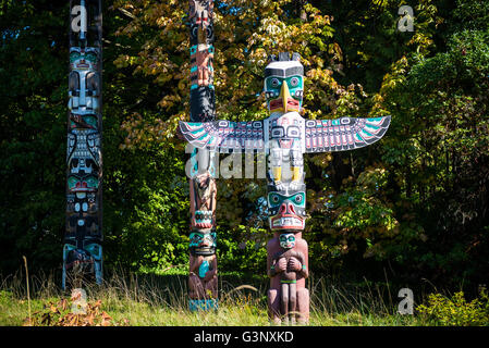 Photo des totems colorés sur une journée ensoleillée. Banque D'Images