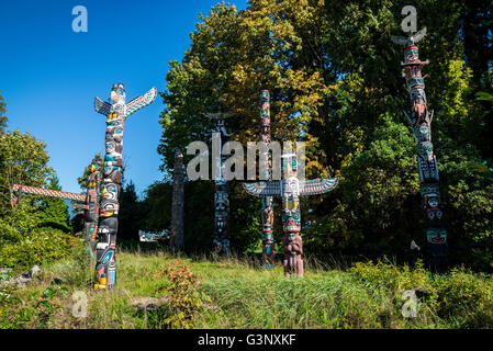 Photo des totems colorés sur une journée ensoleillée. Banque D'Images