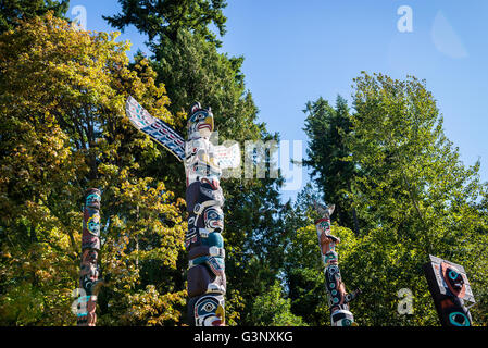 Photo des totems colorés sur une journée ensoleillée. Banque D'Images