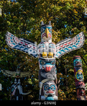 Photo des totems colorés sur une journée ensoleillée. Banque D'Images