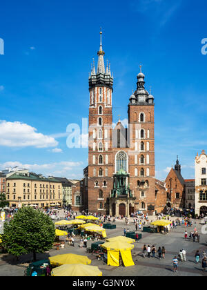 St Mary (Église Mariacki), les gens et la fleur se dresse sur la place du marché (Rynek) à Cracovie, Pologne Banque D'Images