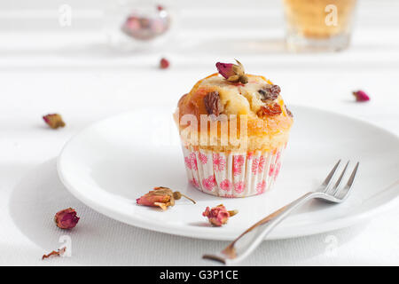 Muffin, mini-cake, cup cake avec boutons de rose thé Banque D'Images