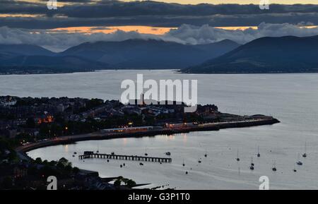 L'obscurité descend sur l'ouest de l'Écosse, et la rivière Clyde Gourock Banque D'Images