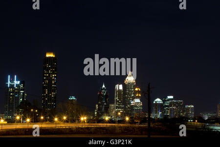 La nuit des toits de la gare de l'Atlantique à Atlanta en Géorgie vue depuis le côté ouest Banque D'Images