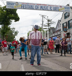 Le Locust Street Festival à Milwaukee, dans le Wisconsin est un événement annuel avec la musique, l'art, et de l'alimentation. Banque D'Images