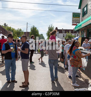 Le Locust Street Festival à Milwaukee, dans le Wisconsin est un événement annuel avec la musique, l'art, et de l'alimentation. Banque D'Images