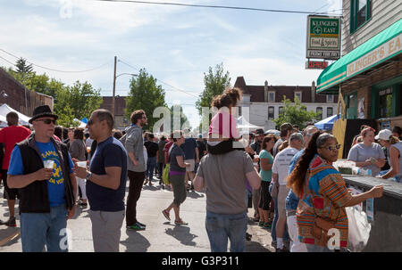 Le Locust Street Festival à Milwaukee, dans le Wisconsin est un événement annuel avec la musique, l'art, et de l'alimentation. Banque D'Images