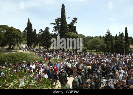 Athènes, Grèce. Apr 29, 2016. Les chrétiens orthodoxes participent à une représentation de la déposition du Christ de la Croix à Sifnos monastère, près d'Athènes, le Vendredi saint. © Panayotis Tzamaros/Pacific Press/Alamy Live News Banque D'Images