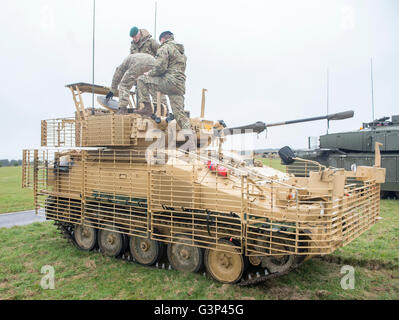 Marque Scimitar (MK) 2 véhicule blindé de reconnaissance conçu et fabriqué maintenant BAE Systems. Le véhicule est mis en service dans l'armée britannique. Banque D'Images