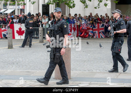 Les agents de police armés patrouillant la Cathédrale St Paul à Londres pour le 90e anniversaire de service pour Sa Majesté la Reine Banque D'Images