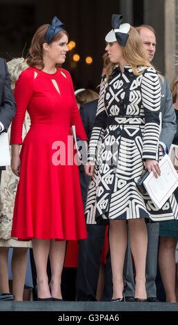 Princesses Eugenie et Beatrice participant à l'imprimeur de la quatre-vingt-dixième anniversaire au service de la Cathédrale St Paul à Londres. Banque D'Images