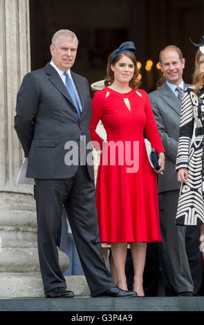 Princesses Eugenie et Beatrice participant à l'imprimeur de la quatre-vingt-dixième anniversaire au service de la Cathédrale St Paul à Londres. Banque D'Images