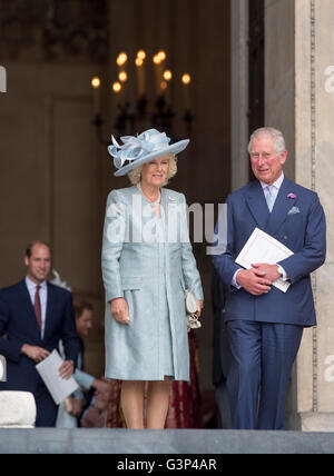 Le Prince de Galles et la duchesse de Cornwall à l'imprimeur de la quatre-vingt-dixième anniversaire célébration à la Cathédrale St Paul, à Londres. Banque D'Images