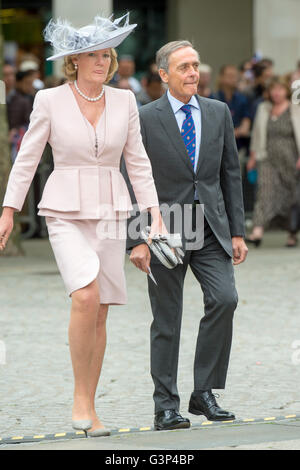 Le duc et la duchesse de Westminster participant à la 90e anniversaire de service pour Sa Majesté la Reine à la Cathédrale St Paul à Londres. Banque D'Images