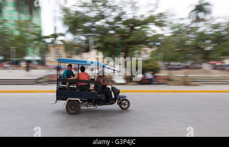 Tuk Tuk pour le transport de voyageurs à Cuba Banque D'Images