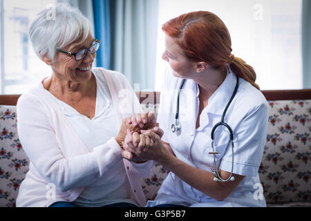 Médecin senior femme consolant Banque D'Images