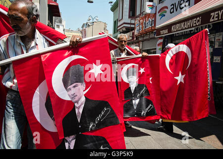 Fournisseurs proposent Tu'rkish drapeaux montrant le visage d'Atatürk Mustafa dans les rues d'Istanbul, Turquie Banque D'Images