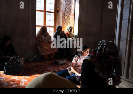 Les femmes de prier dans la mosquée bleue à Sultanahmet, Istanbul, Turquie Banque D'Images