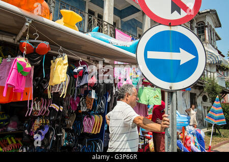 Un décrochage en bordure de plage et produits de l'affichage dans la ville côtière de Amasra, Bartin, Turquie Banque D'Images