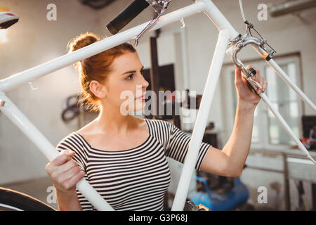 Portrait d'une femme tenant une location Banque D'Images