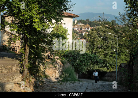 Un homme marche le long de la cobble stones par qui est Carsi dans la région traditionnelle de Safranbolu en Karabuk, Turquie. Banque D'Images