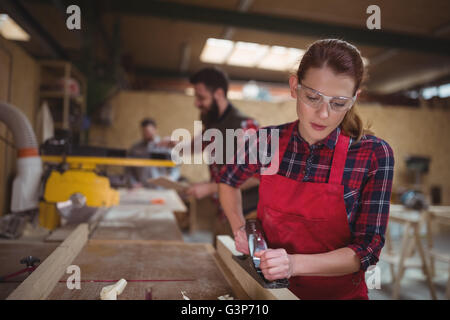 Female carpenter un nivellement avec jack avion bois Banque D'Images