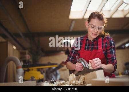 Female carpenter un nivellement avec jack avion bois Banque D'Images