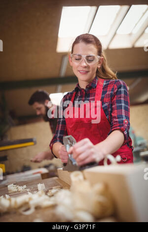 Female carpenter un nivellement avec jack avion bois Banque D'Images