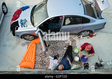 Une femme prépare un repas pour son mari pendant des vacances à la ville côtière de Amasra en Turquie. Banque D'Images