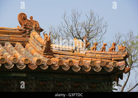 Figurines représentant dragons et animaux fantastiques sur le toit de la porte de la Temple de Yonghe à Beijing (Chine). Banque D'Images