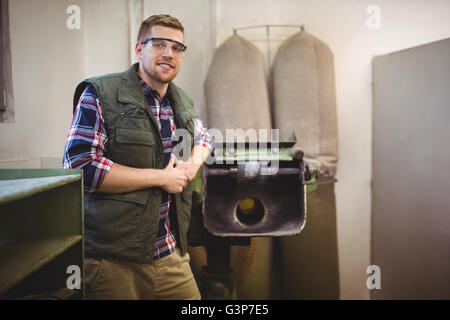 Portrait de cordonnier dans son atelier Banque D'Images