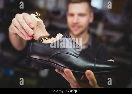 Cordonnier de placer l'arbre à l'intérieur de la chaussure chaussure Banque D'Images