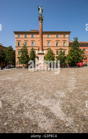 Colonne de hauteur avec statue de San Domenico dans la Piazza San Domenico, Bologne, Italie. Banque D'Images