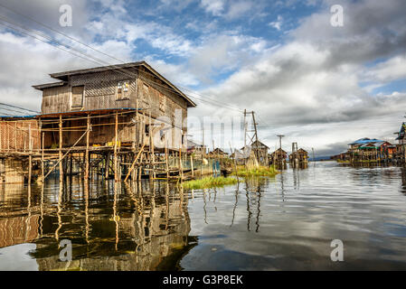 Les maisons en bois sur pilotis habité par la tribu de Inthar, lac Inle, Myanmar Banque D'Images