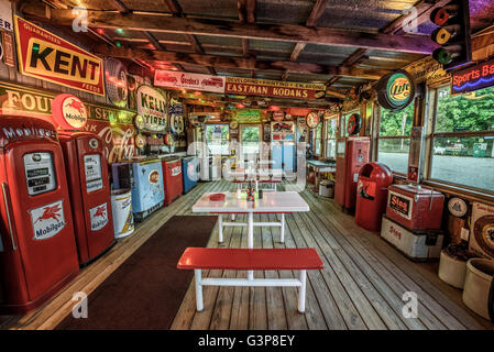 Intérieur de l'essence de Bob allée sur l'historique Route 66 à Cuba Banque D'Images