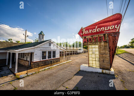 Gardenway Motel abandonné et vintage en néon sur l'historique Route 66 au Missouri Banque D'Images